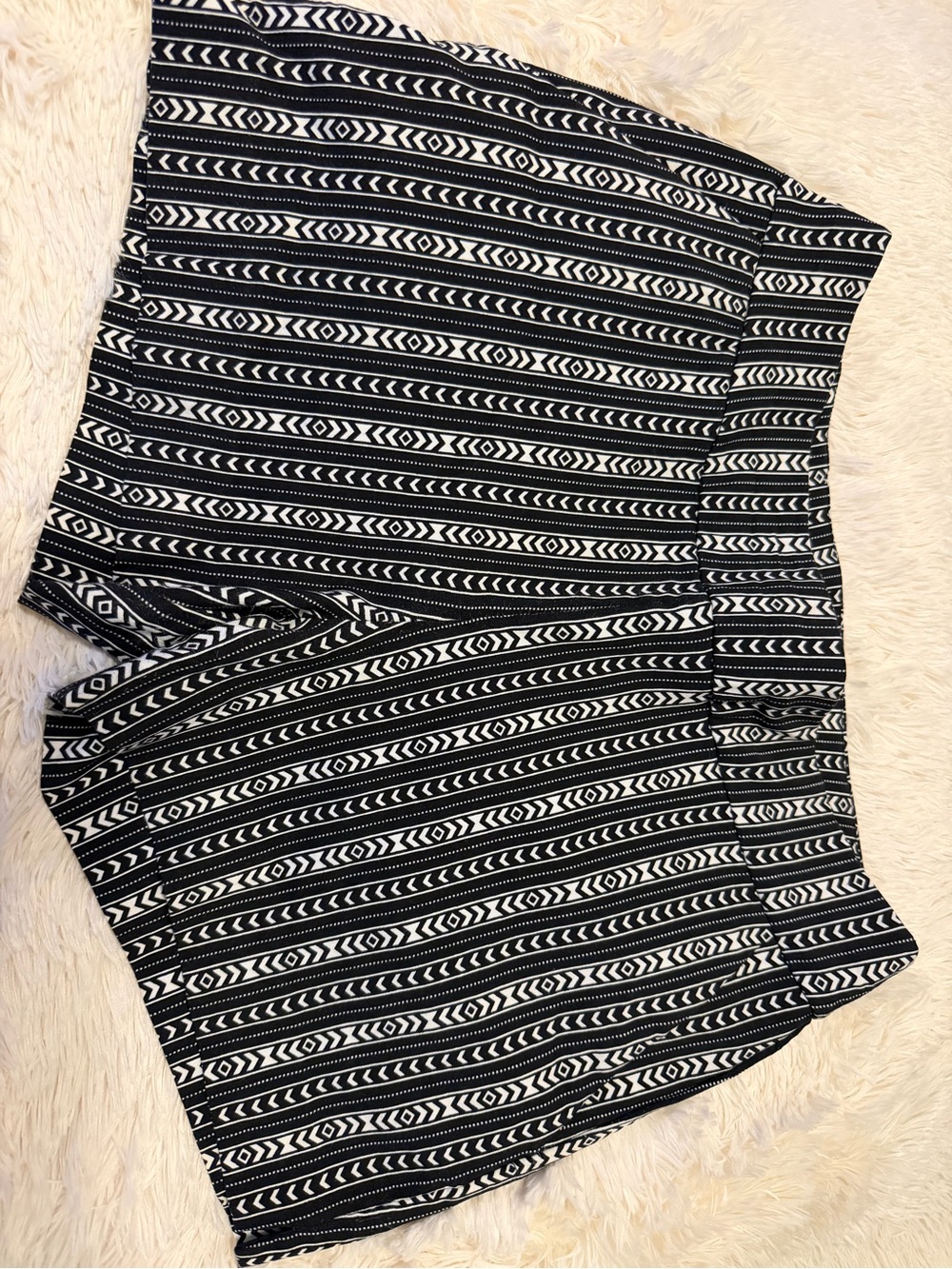 New York & Co., 7th Ave Design Black & White Geometric Stretch Stripe Shorts